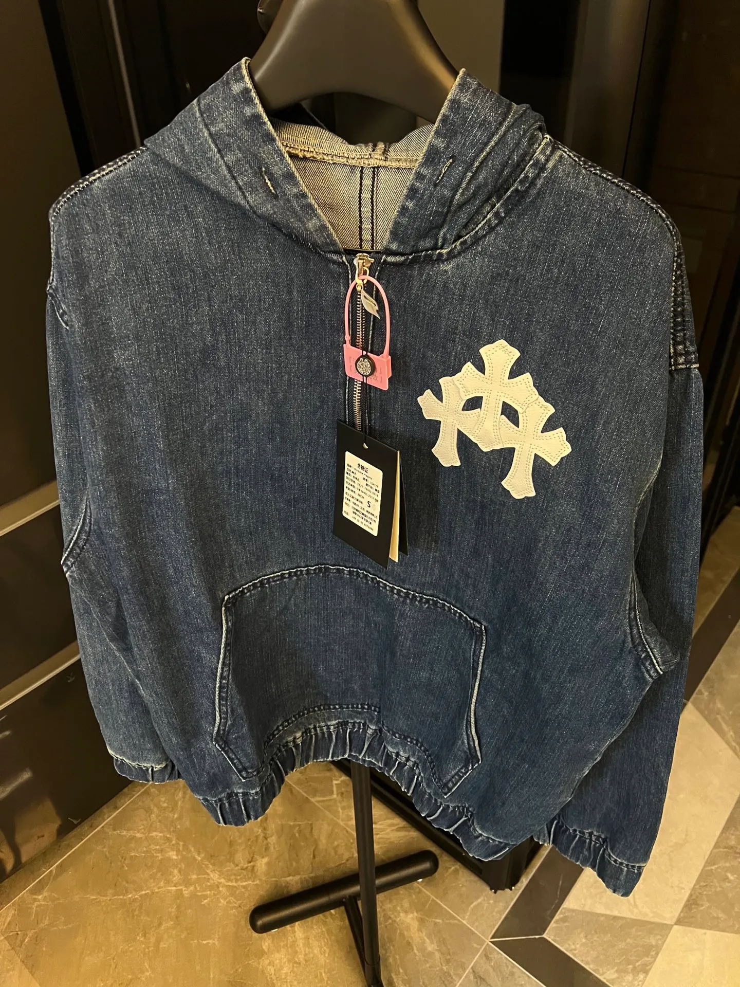 P250 [Next day] Chrome Hearts/Chrome Hearts 25FW Chest patch + double embroidery Sanskrit print design CH half zipper denim sweatshirt (blue) The new half zipper denim sweatshirt is not bad. It is quite casual, with a loose fit, simple blue and white color scheme, full of details, leather logo, Sanskrit print, classic denim fabric, no matter the body shape, anyone can control it, celebrity private wear, same style for men and women, look for the correct version. All I can say is that it’s absolutely absolutely stunning🔥 Size: S M L Detailed size can be found in picture 9